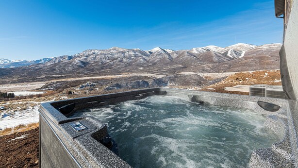 Ein Whirlpool mit Blick auf schneebedeckte Berge.