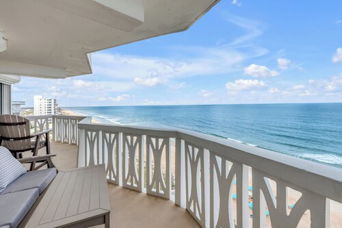 Direct Oceanfront Corner Condo, Family-Friendly with Beachfront Pool and Garage Parking
