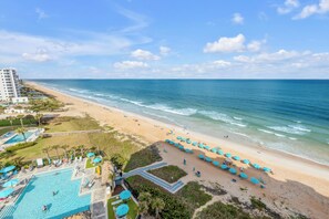 On the beach - Direct Oceanfront Corner Condo, Family-Friendly with Beachfront Pool and Garage Parking (Ormond Beach)