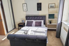 Iron/ironing board, WiFi, bed sheets - 3 Bedroom House Sleeps 7 - Pets Ok - Free Parking (Ashford)