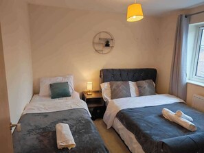 Een strijkplank/strijkijzer, wifi, beddengoed