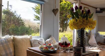 1 Bed Caravan Sleeps 2 -Dog Welcome -Free Parking