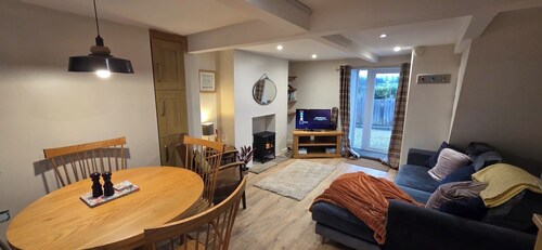 2 Bed  - Work - Holiday - Pets Welcome - Parking