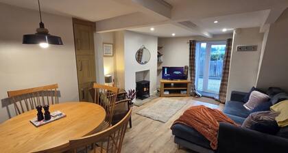 2 Bed - Work - Holiday - Pets Welcome - Parking
