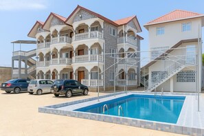 Outdoor pool - JAH Luxury Suites (Lungi)