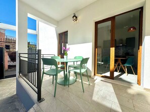 Outdoor dining - Le Corti Sarde Village Patio (Bari Sardo)