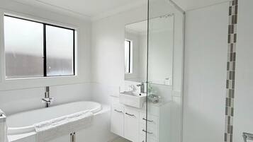 SĂšche-cheveux, serviettes fournies, papier toilette