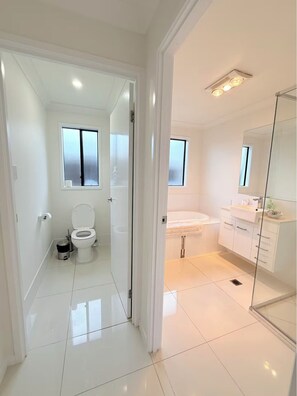 Hair dryer, towels, toilet paper - Little Santorini Home - Peaceful Family Getaway (Pimpama)