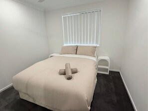 Iron/ironing board, bed sheets - Little Santorini Home - Peaceful Family Getaway (Pimpama)