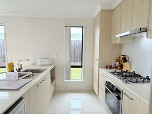 Microwave, oven, stovetop, dishwasher - Little Santorini Home - Peaceful Family Getaway (Pimpama)