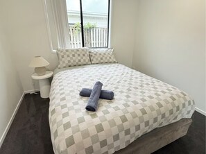 Iron/ironing board, bed sheets - Little Santorini Home - Peaceful Family Getaway (Pimpama)