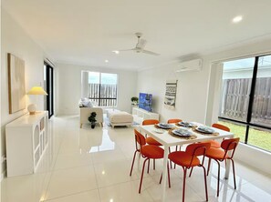 Dining - Little Santorini Home - Peaceful Family Getaway (Pimpama)