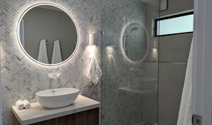 Dusche, Haartrockner, Handtücher, Seife
