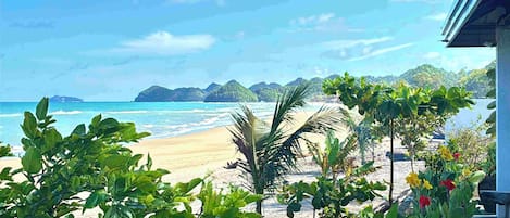 Yksityinen ranta, aurinkovarjoja, rantapyyhkeitä