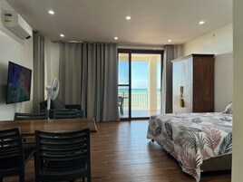 Estudio Deluxe, vistas a la playa | Edredones de plumas, colchones Select Comfort, caja fuerte