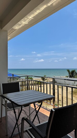 Studio Deluks, pemandangan pantai | Tempat makan outdoor