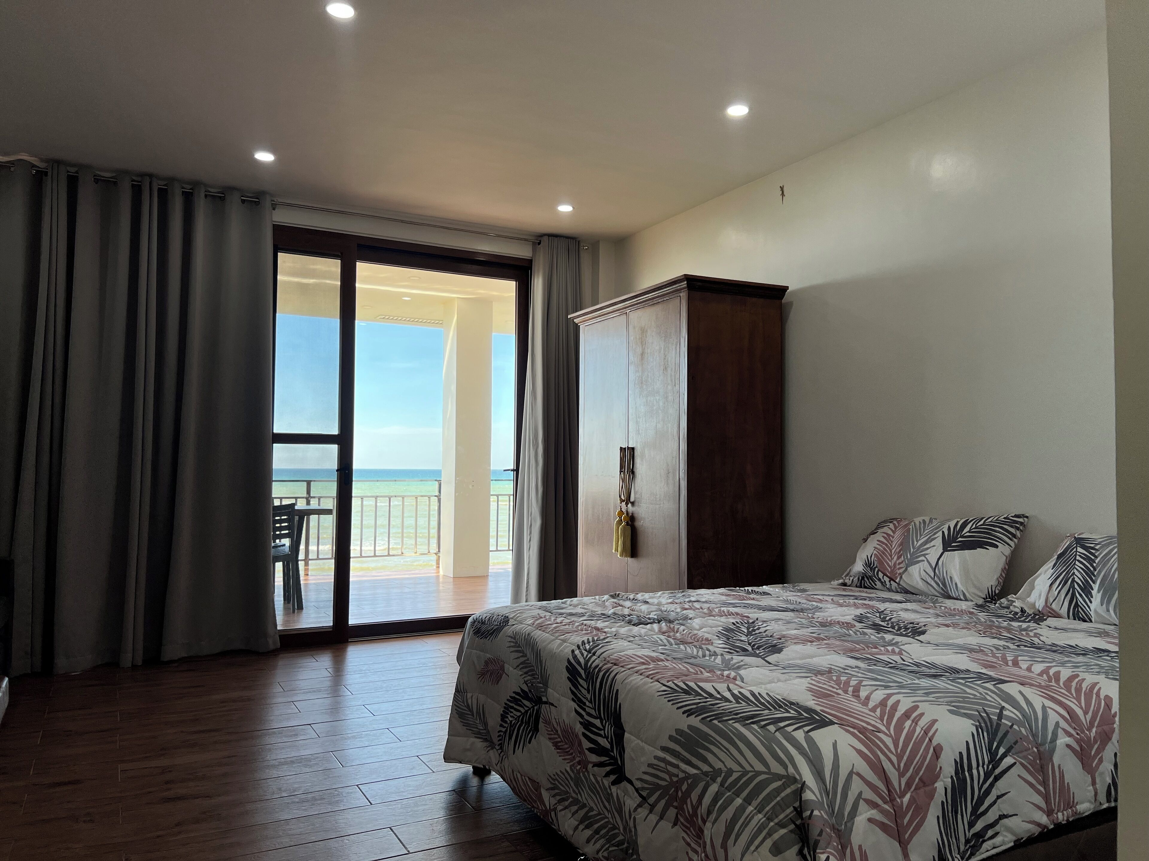 Studio Deluks, pemandangan pantai | Brankas, tirai kedap cahaya, setrika/meja setrika, dan Wi-Fi gratis