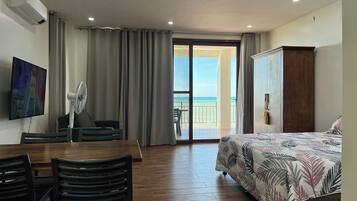 デラックス スタジオ ビーチビュー | 高級寝具、羽毛の掛け布団、セレクト コンフォート製ベッド、セーフティボックス (室内)