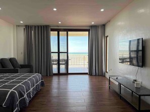 Estudio Deluxe, vista a la playa | Edredón, camas Select Comfort y caja de seguridad en la habitación 