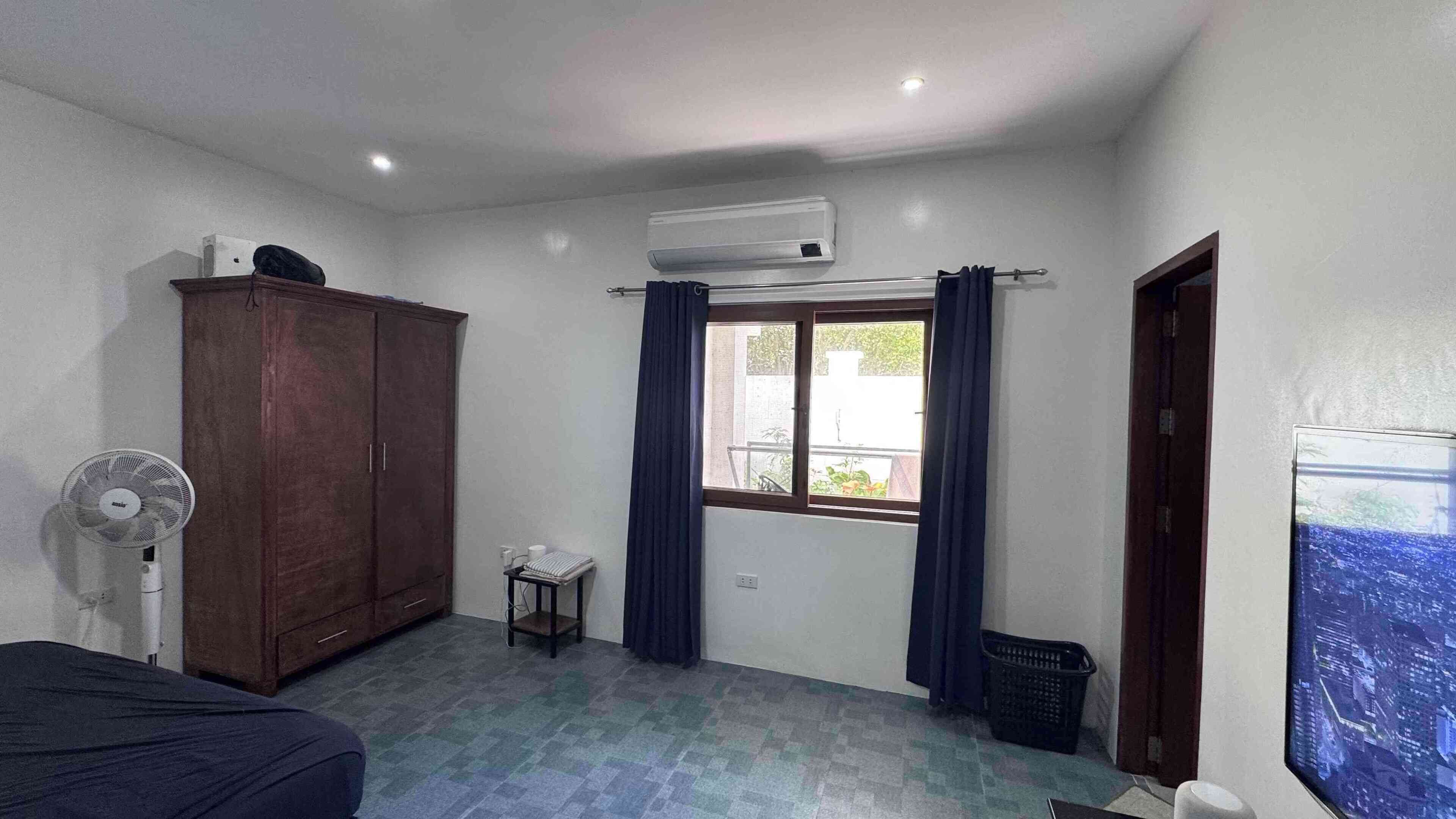 Kamar Double Comfort | Brankas, tirai kedap cahaya, setrika/meja setrika, dan Wi-Fi gratis