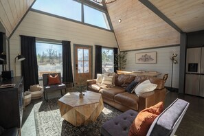 TV connectée, cheminée, chaîne hi-fi