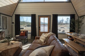 TV connectée, cheminée, chaîne hi-fi