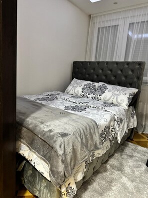 1 slaapkamer, een strijkplank/strijkijzer, gratis wifi, beddengoed
