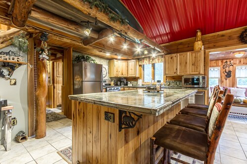 3-bedroom rustic cabin in quaint Naples with cool AC for relaxing stays