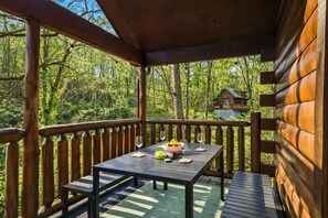 Outdoor dining - Couple retreat cabin, Indoor pool, Sauna, Hot Tub (Sevierville)