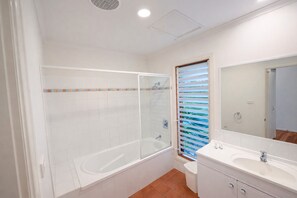 Bathroom - Heliconia 4 & Free Buggy - Hamilton Island (Hamilton Island)