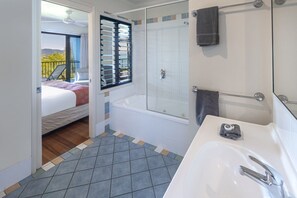 Shower, hair dryer, towels - Panorama 5 - Hamilton Island & Buggy & Transfers (Hamilton Island)