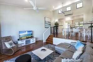Smart TV - Panorama 5 - Hamilton Island & Buggy & Transfers (Hamilton Island)
