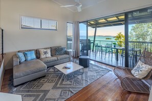 Smart TV - Panorama 5 - Hamilton Island & Buggy & Transfers (Hamilton Island)