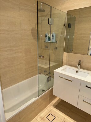 Dusche, Handtücher, Toilettenpapier