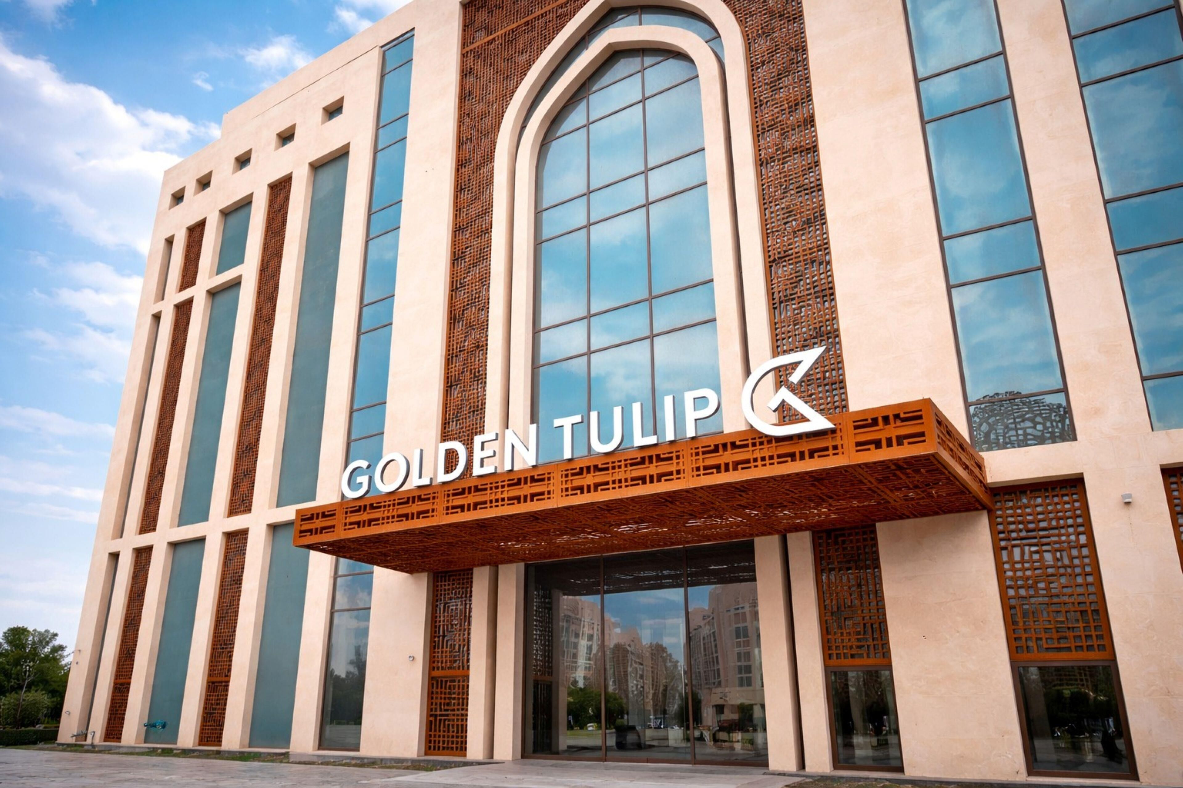 Un edifici amb grans finestres i un rètol que diu 'Golden Tulip'.