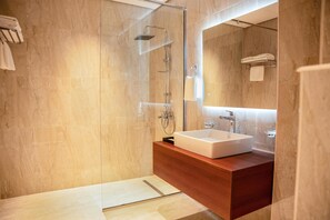 Een douche, een haardroger, pantoffels, handdoeken