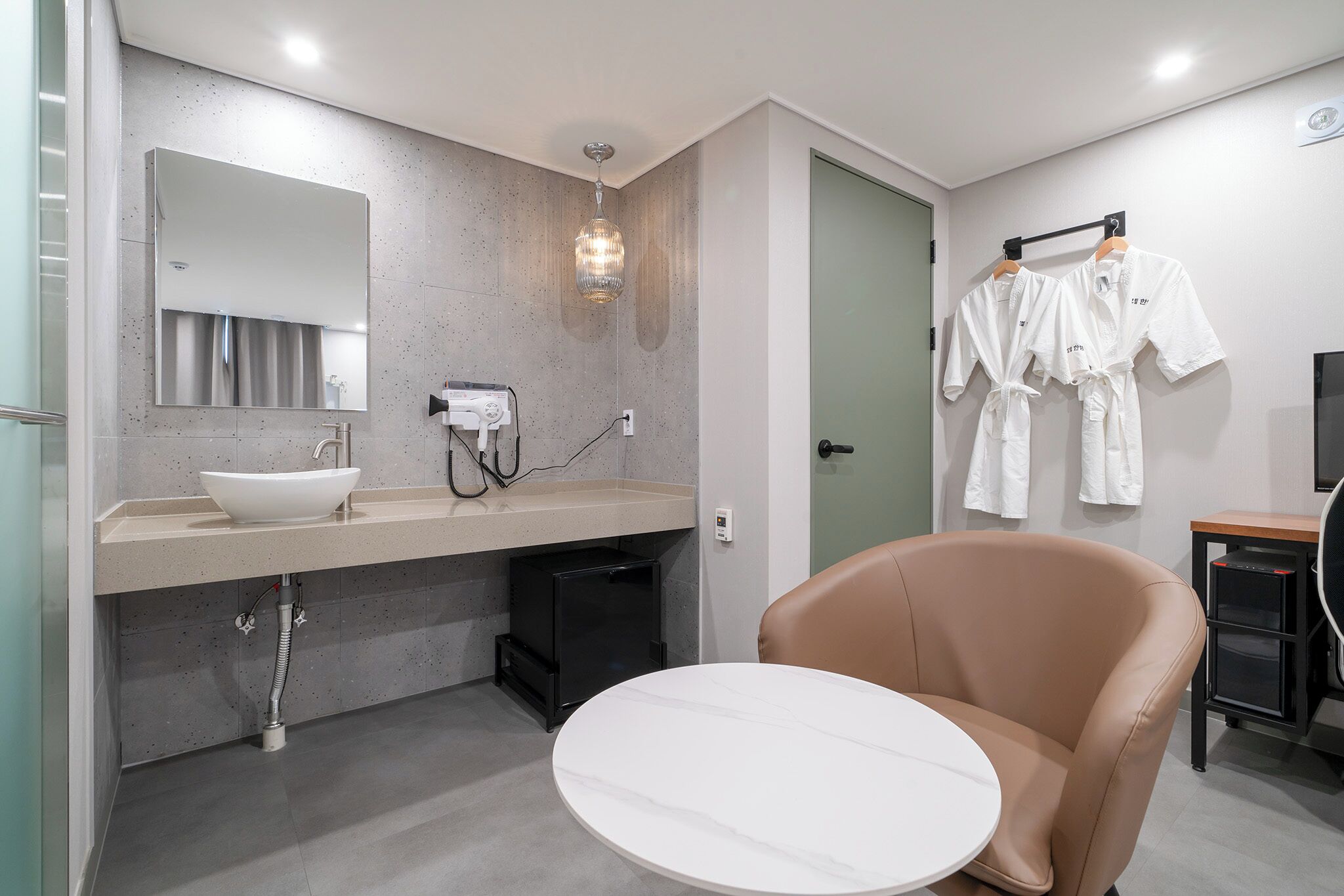 Economy Twin kamer | Badkamer | Een douche, een haardroger, handdoeken, shampoo