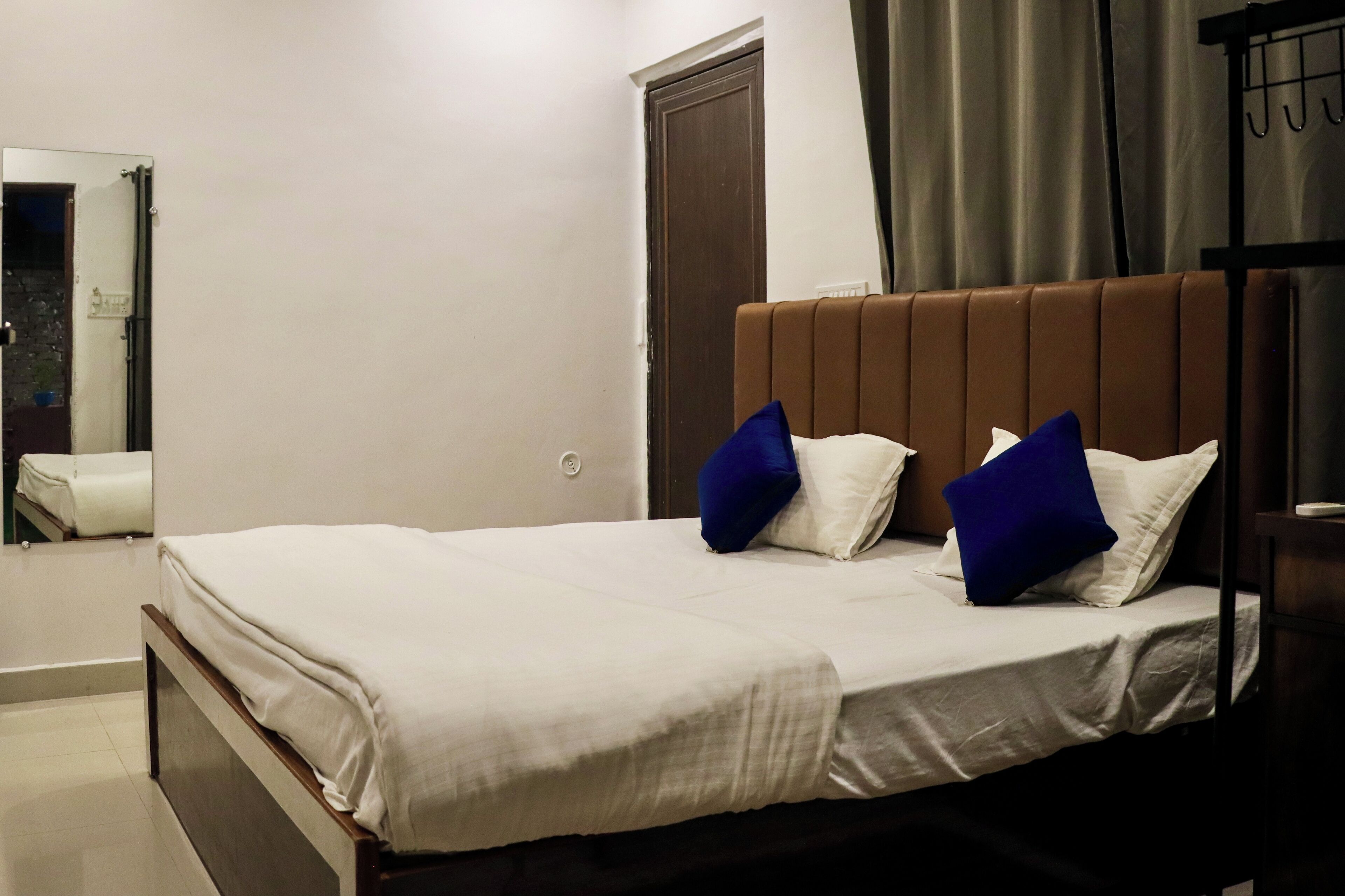 Double Room | Iron/ironing board, free WiFi, bed sheets