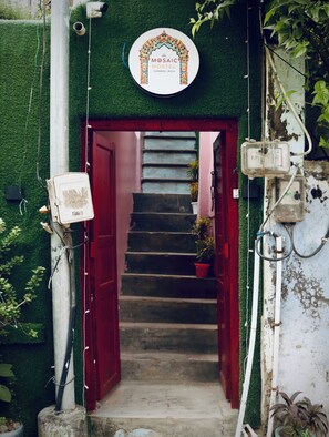 Front of property - Mosaic Hostel Varanasi (Varanasi)