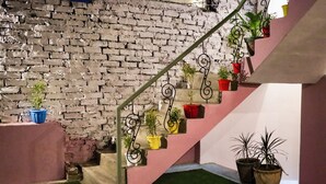 Un escalier à plusieurs volées, chaque marche étant ornée de plantes en pot.