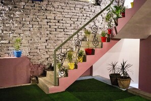 Terrace/patio - Mosaic Hostel Varanasi (Varanasi)