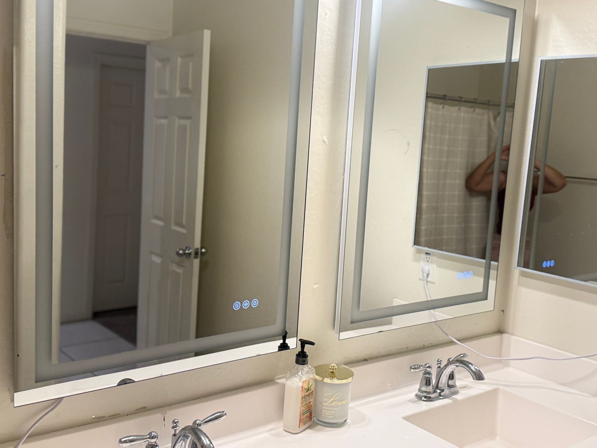 مجففات شعر، مناشف، صابون، ورق حمّام