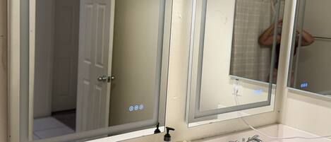 مجففات شعر، مناشف، صابون، ورق حمّام