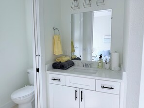 Articles de toilette écologiques, sèche-cheveux, serviettes fournies