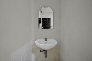 Deluxe Double Room | Bathroom - Hotel O near Politeknik Negeri Bandung (Bandung)