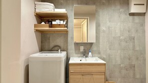 Eenvoudige suite, niet-roken (KF-2,LightSnacks&Beer,Parking,5Guests) | Badkamer | Gratis toiletartikelen, een haardroger, handdoeken, shampoo