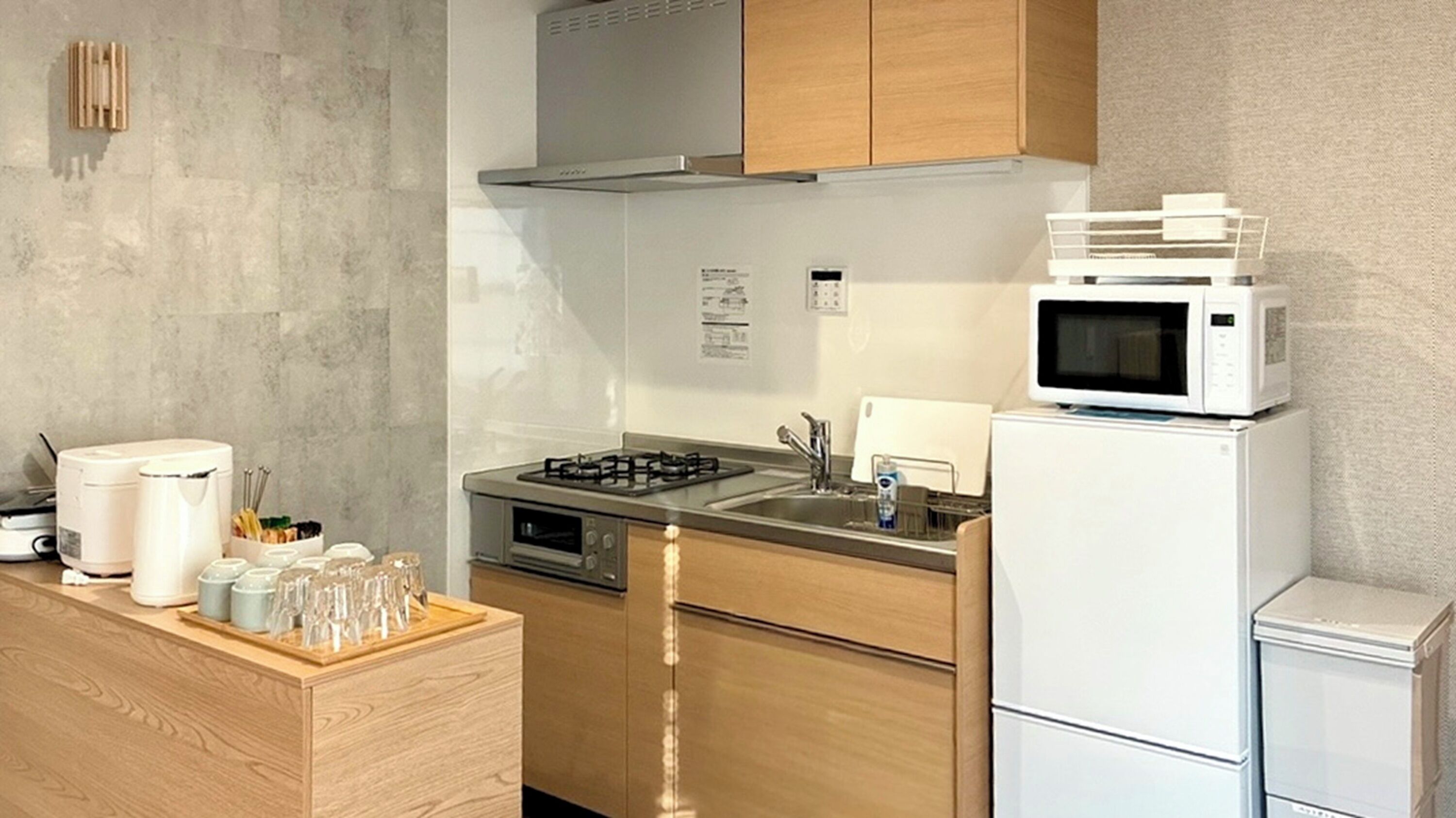Basic Suite, Non Smoking | Private kitchen | Microwave