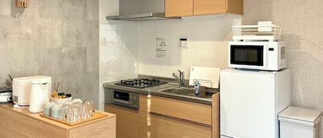 Basic Suite, Non Smoking | Private kitchen | Microwave