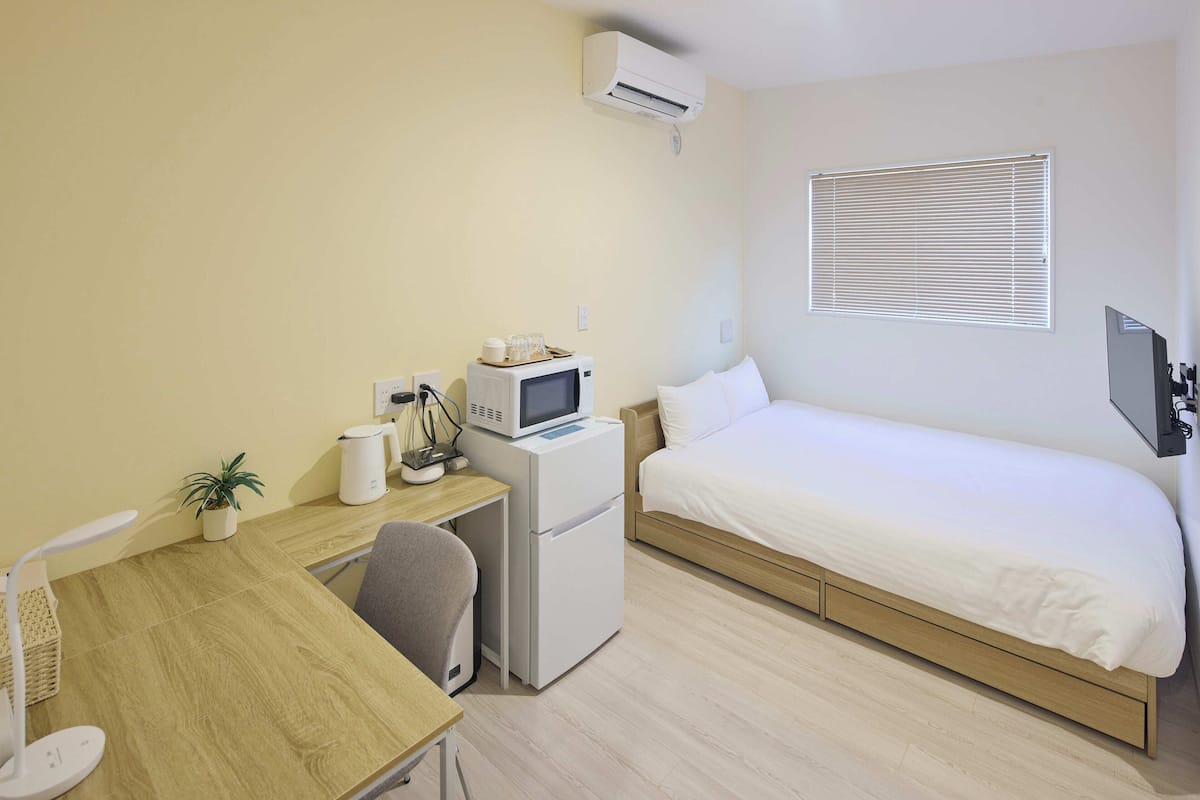 Double Room (Up to 2 Guests): Complimentary Light Snacks & Beer/Parking Available/Non-Smoking