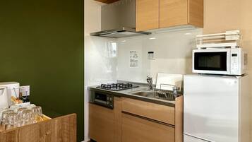 KF-1 (Up to 5 Guests): Complimentary Light Snacks & Beer/Parking Available/Non-Smoking | Private kitchen | Microwave, electric kettle